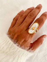 Učitaj sliku u preglednik galerije, BANDELE statement ring with natural mother of pearl in gold-plated stainless steel.