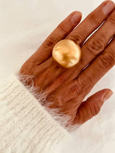 Load image into Gallery viewer, Modern sculptural gold ring.