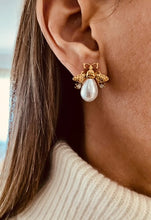 Učitaj sliku u preglednik galerije, Bee stud earrings worn with casual outfit demonstrating lightweight charming everyday jewelry style