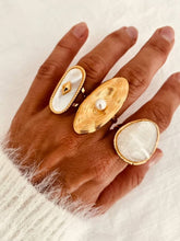 Učitaj sliku u preglednik galerije, Gold spiral ring with elegant pearl centerpiece.