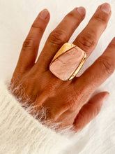 Učitaj sliku u preglednik galerije, KORALINA blush resin statement ring with sculptural gold frame.