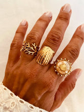 Load image into Gallery viewer, Bold seashell ring inspired by Mediterranean beaches.