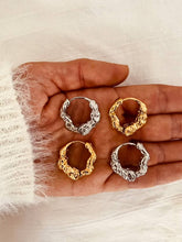 Učitaj sliku u preglednik galerije, Minimalist statement hoop earrings.
