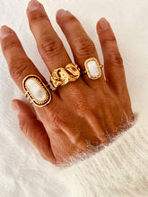 Učitaj sliku u preglednik galerije, Elegant gold ring featuring genuine mother of pearl.