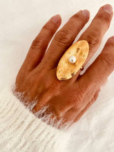 Učitaj sliku u preglednik galerije, NIA pearl statement ring in gold-plated stainless steel.