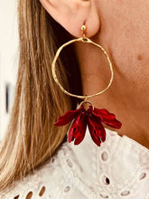Učitaj sliku u preglednik galerije, Red shell flower earrings styled with outfit emphasizing bold romantic fashion jewelry look