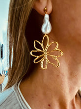 Učitaj sliku u preglednik galerije, Flower pearl earrings styled with outfit emphasizing romantic feminine fashion jewelry aesthetic