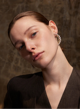 Učitaj sliku u preglednik galerije, Add a touch of elegance to your look with these high-grade moon stud earrings, featuring dazzling cubic zirconia and luminous simulated pearls. Crafted from durable stainless steel, these delicate earrings offer a timeless yet modern charm, perfect for both casual and formal occasions. A stylish and sophisticated gift, they make a stunning addition to any jewelry collection.