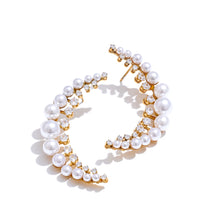 Učitaj sliku u preglednik galerije, Add a touch of elegance to your look with these high-grade moon stud earrings, featuring dazzling cubic zirconia and luminous simulated pearls. Crafted from durable stainless steel, these delicate earrings offer a timeless yet modern charm, perfect for both casual and formal occasions. A stylish and sophisticated gift, they make a stunning addition to any jewelry collection.