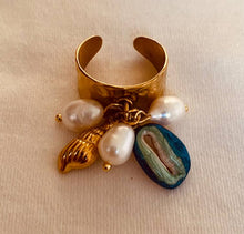 Učitaj sliku u preglednik galerije, Textured gold ring with shell charm and freshwater pearls.