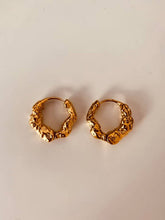 Učitaj sliku u preglednik galerije, Modern gold hoop earrings with organic finish.