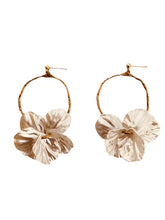 Učitaj sliku u preglednik galerije, White shell flower circle stud earrings highlighting clean minimalist natural jewelry design