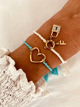 Učitaj sliku u preglednik galerije, Adjustable friendship bracelet featuring a gold-plated letter charm and sparkling lock