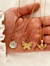 Učitaj sliku u preglednik galerije, Detail of delicate gold chain necklace with natural shell pendant