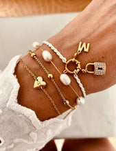 Učitaj sliku u preglednik galerije, Stackable friendship bracelet featuring an initial charm and decorative lock pendant