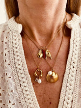 Load image into Gallery viewer, minimalist gold necklace everyday styling