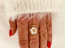 Load image into Gallery viewer, Gold-plated anti-allergic ring with elegant beaded band and floral detail
