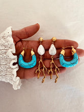 Učitaj sliku u preglednik galerije, Add a pop of color to your summer look with these bold and stylish chunky resin hoop earrings! Available in vibrant blue or classic white, these lightweight hoops are crafted from durable, waterproof stainless steel for all-day wear. Perfect for vacations, beach days, or everyday outfits, they’re your new go-to statement accessory!
