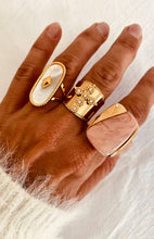 Učitaj sliku u preglednik galerije, Vintage-inspired gold-plated ring with natural shell.
