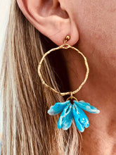 Učitaj sliku u preglednik galerije, Blue shell flower earrings styled with outfit demonstrating fresh calm everyday jewelry aesthetic
