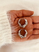 Učitaj sliku u preglednik galerije, Luxury waterproof hoop earrings.
