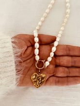 Učitaj sliku u preglednik galerije, Luxury freshwater pearl necklace with a gold heart pendant designed for women who love meaningful statement jewelry.

