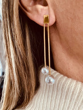 Učitaj sliku u preglednik galerije, Gold pearl tassel earrings worn with casual outfit demonstrating timeless feminine jewelry style
