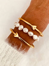 Load image into Gallery viewer, Minimalist heart bracelet in gold stainless steel.
