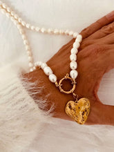 Učitaj sliku u preglednik galerije, Elegant pearl necklace featuring genuine freshwater pearls and a sculptural heart charm for everyday luxury.
