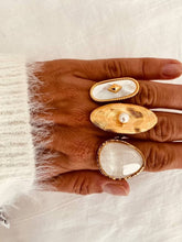 Učitaj sliku u preglednik galerije, Elegant gold ring featuring a natural mother of pearl centerpiece.
