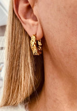 Učitaj sliku u preglednik galerije, Gold waterproof textured hoop earrings.
