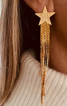 Učitaj sliku u preglednik galerije, Gold star tassel earrings styled with evening outfit highlighting glamorous party jewelry aesthetic
