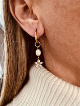 Učitaj sliku u preglednik galerije, Pearl flower tassel earrings styled with outfit emphasizing elegant feminine fashion jewelry look
