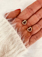Učitaj sliku u preglednik galerije, Close-up of crystal heart earrings showing light reflection and detailed sparkle for eye catching jewelry presentation
