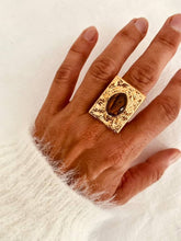 Učitaj sliku u preglednik galerije, Elegant gold ring featuring a natural Tiger Eye gemstone.
