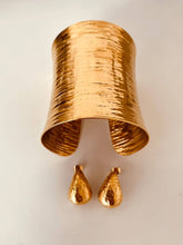 Učitaj sliku u preglednik galerije, Wide gold bracelet with textured finish.
