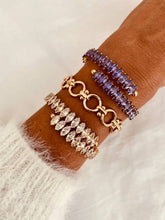 Učitaj sliku u preglednik galerije, Elegant bracelet styled in layers.
