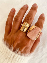 Učitaj sliku u preglednik galerije, Modern resin ring by Bernat Jewelry.
