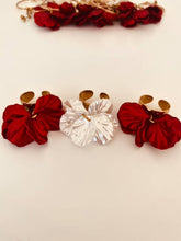 Load image into Gallery viewer, legant flower statement ring inspired by Mediterranean gardens.
