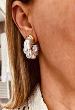 Učitaj sliku u preglednik galerije, Twisted geometric pearl earrings worn with casual outfit demonstrating refined everyday jewelry style
