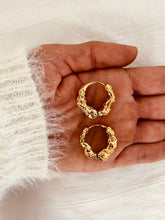 Učitaj sliku u preglednik galerije, Textured gold earrings for everyday wear.
