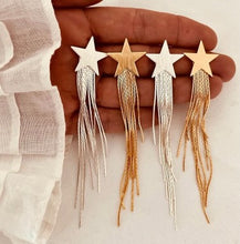 Učitaj sliku u preglednik galerije, Macro shot of metal tassel earrings capturing shine texture and refined craftsmanship
