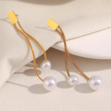 Učitaj sliku u preglednik galerije, Close-up of lustrous imitation pearls on tassel earrings showcasing refined elegant jewelry craftsmanship
