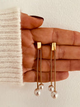 Učitaj sliku u preglednik galerije, Pearl tassel earrings with gold plated stainless steel design shown from front angle highlighting elegant imitation pearl jewelry style
