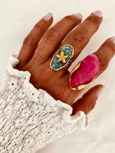Učitaj sliku u preglednik galerije, Pink resin statement ring with a glossy finish and gold-tone frame
