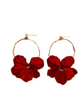 Učitaj sliku u preglednik galerije, Red shell flower circle stud earrings highlighting vibrant color and bold feminine minimalist jewelry design
