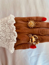 Load image into Gallery viewer, Elegant pearl ring with a gold shell centerpiece.
