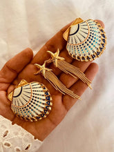 Učitaj sliku u preglednik galerije, Close-up of KENA seashell statement earrings.
