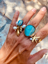 Učitaj sliku u preglednik galerije, Mediterranean-inspired statement ring with dangling details.
