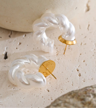 Učitaj sliku u preglednik galerije, Side angle of geometric pearl earrings showing twisted structure and sleek modern design
